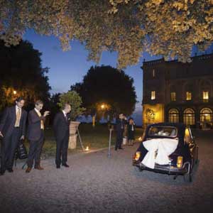 auto d’ epoca per gli sposi, la fiat 500 all’ hotel villa Grazioli